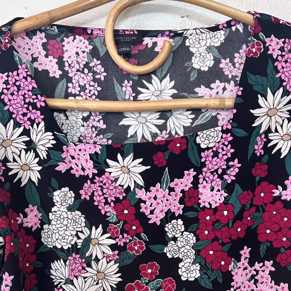 NWOT Ann Taylor Women's L Floral Square Neck Blouse Navy Pink Short Sleeve Bloom - Picture 3 of 9
